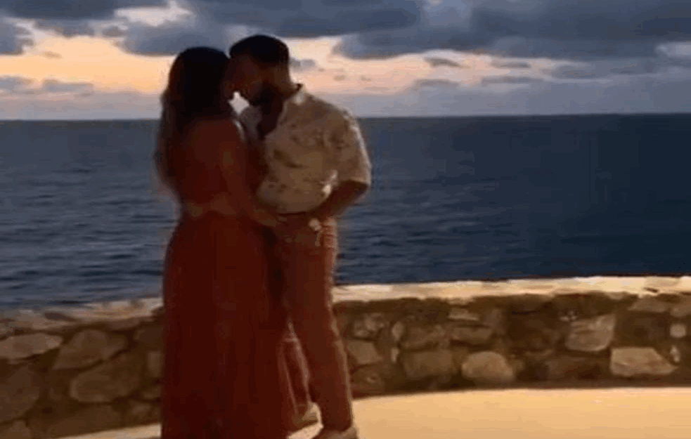 <span style='color:red;'><b>Džon Ledžend</b></span> svojim nastupom RASPLAKAO MNOGE: Nakon GUBITKA DETETA pevao za svoju suprugu! (VIDEO)